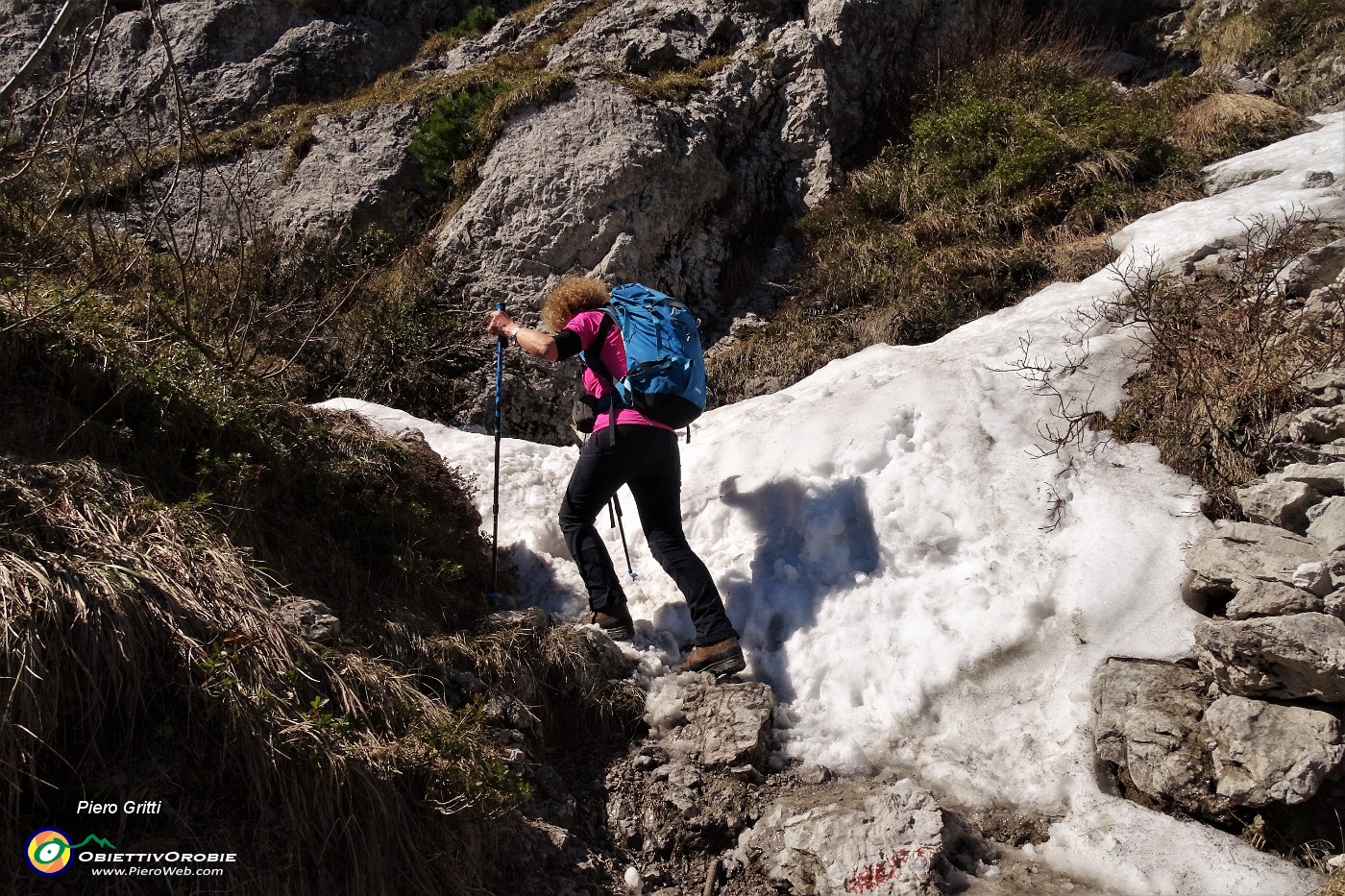 16 Pestando qualche macchia di ultima neve.JPG